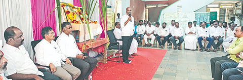 ಅಫಜಲಪುರದ ತಹಸಿಲ್​ ಕಚೇರಿಯಲ್ಲಿ ಬ್ರಹ್ಮಶ್ರೀ ನಾರಾಯಣ ಗುರು ಹಾಗೂ ನುಲಿ ಚಂದಯ್ಯ ಜಯಂತಿಯಲ್ಲಿ ಕೆಕೆಆರ್​ಟಿಸಿ ಅಧ್ಯಕ್ಷ ಅರುಣಕುಮಾರ ಪಾಟೀಲ್​ ಮಾತನಾಡಿದರು. ಪ್ರಕಾಶ ಜಮಾದಾರ, ಮಂಜುನಾಥ ಅಂಜುಟಗಿ, ಸಂಜೀವಕುಮಾರ ದಾಸರ ಇತರರಿದ್ದರು.