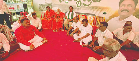  ಅಫಜಲಪುರ ತಾಲೂಕಿನ ಅರ್ಜುಣಗಿಯಲ್ಲಿ ಆರ್​.ಕೆ.ಪಾಟೀಲ್​ ನೇತೃತ್ವದಲ್ಲಿ ನಡೆಯುತ್ತಿರುವ ಧರಣಿಯಲ್ಲಿ ವಿವಿಧ ಮಠಾಧೀಶರು ಭಾಗವಹಿಸಿ ಸಾಥ್​ ನೀಡಿದರು