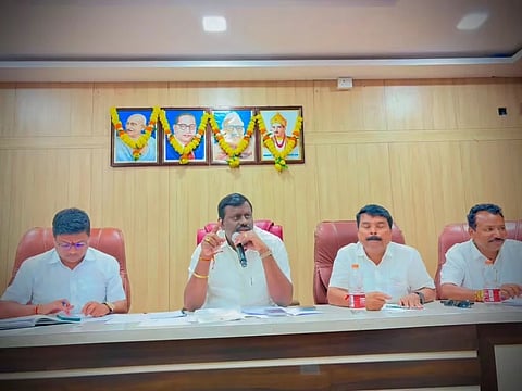 ಕೊಪ್ಪಳದಲ್ಲಿ ಶುಕ್ರವಾರ ಶಾಸಕ ರಾವೇಂದ್ರ ಹಿಟ್ನಾಳ ಅಧ್ಯಕ್ಷತೆಯಲ್ಲಿ ನಗರಸಭೆ ಅಧಿಕಾರಿಗಳ ಸಭೆನಡೆಯಿತು. ನಗರಾಭಿವೃದ್ಧಿ ಕೋಶದ ಯೋಜನಾ ನಿರ್ದೇಶಕ ಮಂಜುನಾಥ ಗುಂಡೂರು, ಭಾಗ್ಯನಗರ ಪಪಂ ಅಧ್ಯಕ್ಷ ರಮೇಶ ಹ್ಯಾಟಿ, ಉಪಾಧ್ಯಕ್ಷ ಹೊನ್ನೂರ್​ ಸಾಬ್​ ಇದ್ದರು. 