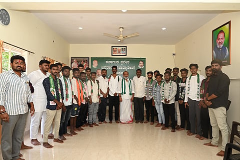 ಕೊಪ್ಪಳದಲ್ಲಿ ವಿವಿಧ ಯುವಕರು ಶುಕ್ರವಾರ ಜೆಡಿಎಸ್​ ಸೇರ್ಪಡೆಗೊಂಡರು. ಜೆಡಿಎಸ್​ ರಾಜ್ಯ ಕೋರ್​ ಕಮಿಟಿ ಸದಸ್ಯ ಸಿ.ವಿ.ಚಂದ್ರಶೇಖರ, ಒಬಿಸಿ ಅಧ್ಯಕ್ಷ ಕರಿಯಪ್ಪ ಹಾಲವರ್ತಿ, ಶಿವಕುಮಾರ ಏಣಗಿ ಇದ್ದರು. 