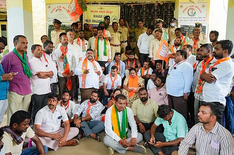 ಬರ ಪೀಡಿತ ಪಟ್ಟಿಯಿಂದ ಕೊಪ್ಪಳ ತಾಲೂಕು ಬಿಟ್ಟಿದನ್ನು ಖಂಡಿಸಿ ಬಿಜೆಪಿ ಕಾರ್ಯಕರ್ತರು ಶುಕ್ರವಾರ ಕೊಪ್ಪಳದಲ್ಲಿ ಪ್ರತಿಭಟನೆ ನಡೆಸಿದರು. ವಿಧಾನ ಪರಿಷತ್​ ಸದಸ್ಯೆ ಹೇಮಲತಾ ನಾಯಕ, ಗಣೇಶ ಹೊರತಟ್ನಾಳ, ಸುನಿಲ್​ ಹೆಸರೂರು, ಚಂದ್ರಶೇಖರ ಕವಲೂರು, ವೀರೇಶ ಸಜ್ಜನ, ಕೊಟ್ರೇಶ ಶೆಡ್ಮಿ, ಗವಿರಾಜ ಗೊರವರ, ಗೀತಾ ಮುತ್ತಾಳ ಇದ್ದರು. 