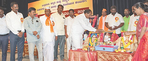 ಕಲಬುರಗಿಯಲ್ಲಿ ಜಿಲ್ಲಾಡಳಿತ ಶುಕ್ರವಾರ ಆಯೋಜಿಸಿದ್ದ ನುಲಿಯ ಚಂದಯ್ಯ ಜಯಂತಿ ಕಾರ್ಯಕ್ರಮದಲ್ಲಿ ಶಾಸಕ ಅಲ್ಲಮಪ್ರಭು ಪಾಟೀಲ್​ ಚಂದಯ್ಯ ಭಾವಚಿತ್ರಕ್ಕೆ ಪುಷ್ಪಾರ್ಚನೆ ಮಾಡಿದರು. ರಾವೇಂದ್ರ ಭಜಂತ್ರಿ, ಶಿವರಂಜನ್​ ಸತ್ಯಂಪೇಟೆ, ಜಗದೀಶ್ವರಿ ನಾಶಿ, ಶ್ರೀಮಂತ ಜಾಧವ್​, ಹಣಮಂತ ಕರ್ಜಗಿ ಇತರರಿದ್ದರು.