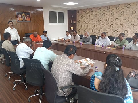 ನಾಗಮಂಗಲ ತಾಲೂಕಿನ ಆದಿಚುಂಚನಗಿರಿ ಆಸ್ಪತ್ರೆಯಲ್ಲಿ ಶ್ರೀ ಸತ್ಕೀರ್ತಿನಾಥ ಸ್ವಾಮೀಜಿ ಅವರು ಹದ್ದಿನಕಲ್ಲು ಹನುಮಂತರಾಯಸ್ವಾಮಿ ಬೆಟ್ಟದಲ್ಲಿ ಡಾ.ಶ್ರೀ ನಿರ್ಮಲಾನಂದನಾಥ ಸ್ವಾಮೀಜಿ ಅವರು ನಡೆಸಲಿರುವ ಚಾರಣ ಕುರಿತಾಗಿ ಪೂರ್ವಭಾವಿ ಸಭೆ ನಡೆಸಿದರು.