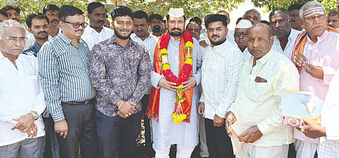 ನಾಗನೂರ ಪಿ.ಕೆ. ಗ್ರಾಮದ ಸರ್ಕಾರಿ ಕನ್ನಡ ಗಂಡುಮಕ್ಕಳ ಶಾಲೆಯಲ್ಲಿ ಹಮ್ಮಿಕೊಂಡಿದ್ದ ಡಿಜಿಟಲ್ ಗ್ರಂಥಾಲಯ ಕಟ್ಟಡ ನಿರ್ಮಾಣ ಕಾಮಗಾರಿ ಚಾಲನೆ ಕಾರ್ಯಕ್ರಮದಲ್ಲಿ ಲಕ್ಷ್ಮಣ ಸವದಿ ಅವರನ್ನು ಸನ್ಮಾನಿಸಲಾಯಿತು. ಕಾಶೀನಾಥ ಸವದಿ, ಈರಣ್ಣ ವಾಲಿ, ಗಂಗಪ್ಪ ಬಿಳ್ಳೂರ, ಬಸಪ್ಪ ಚೌಗಲಾ ಇತರರಿದ್ದರು.