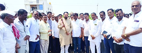 ಸಂಕೋನಟ್ಟಿ ಗ್ರಾಮ ಪಂಚಾಯಿತಿ ಕಟ್ಟಡ ಕಾಮಗಾರಿಗೆ ಶಾಸಕ ಲಕ್ಷ್ಮಣ ಸವದಿ ಚಾಲನೆ ನೀಡಿದರು. ಶಿವಾನಂದ ಕಲ್ಲಾಪುರ, ಶಂಕರ ಗಡದೆ, ಸುರೇಶ ಗೂಳಪ್ಪನವರ, ಶಿವಾನಂದ ದಿವಾನಮಳ ಇತರರಿದ್ದರು.