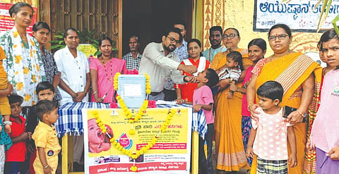ಕೊಕಟನೂರಿನಲ್ಲಿ ಹಮ್ಮಿಕೊಂಡಿದ್ದ ಪಲ್ಸ್ ಪೋಲಿಯೋ ಲಸಿಕಾ ಅಭಿಯಾನಕ್ಕೆ ಡಾ.ಚಂದ್ರಕಾಂತ ದೂಳಶೆಟ್ಟಿ ಚಾಲನೆ ನೀಡಿದರು. ಡಾ.ಸುಕನ್ಯಾ ಹಂಡಗೆ, ರಮೇಶ ರಾಠೋಡ, ಸಂಗೀತಾ ಕಾಂಬಳೆ, ಭೀಮರಾಯ ಬಾಗೇವಾಡಿ ಇತರರಿದ್ದರು.