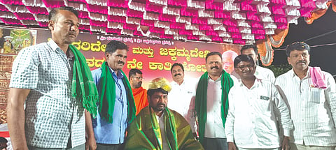 ಐನಾಪುರ ಪಟ್ಟಣದ ಶ್ರೀ ಧರಿದೇವರ ಹಾಗೂ ಜಕ್ಕಮ್ಮದೇವಿ ಮಂದಿರದ ಕಾರ್ತಿಕೋತ್ಸವ 2ನೇ ದಿನ ಕಾರ್ಯಕ್ರಮದಲ್ಲಿ ಶಶಿಕಾಂತ ಗುರೂಜಿ ಅವರನ್ನು ಸನ್ಮಾನ ಮಾಡಲಾಯಿತು. ಅಮರೇಶ್ವರ ಶ್ರೀಗಳು, ತಮ್ಮಣ್ಣ ಪಾರಶೆಟ್ಟಿ ಇತರರಿದ್ದರು.