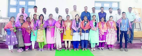 ಐನಾಪುರ ಪಟ್ಟಣದ ಕೆಆರ್‌ಇಎಸ್ ಶಿಕ್ಷಣ ಸಂಸ್ಥೆಯಲ್ಲಿ ಸೋಮವಾರ ಎಸ್ಸೆಸ್ಸೆಲ್ಸಿ, ಪಿಯುಸಿ ಸಾಧಕರನ್ನು ಸನ್ಮಾನಿಸಲಾಯಿತು. ರಾಜೇಂದ್ರ ಪೋತದಾರ, ಸಂಜು ಭಿರಡಿ, ಡಾ.ಬಿ.ಪ್ರೇಮಾನಂದ ಇತರರಿದ್ದರು.