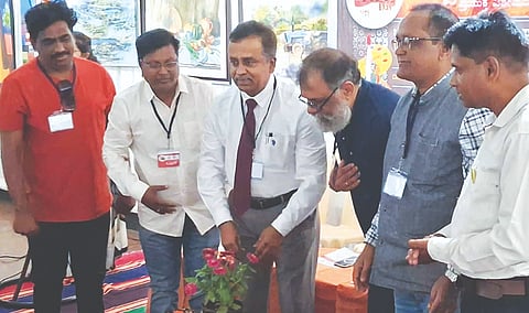 ಬೆಳಗಾವಿ ನಗರದ ತಿಳಕವಾಡಿಯ ವರೇರಕರ ನಾಟ್ಯ ಸಂಘದ ಸಭಾಗೃಹದಲ್ಲಿ ಈಚೆಗೆ ಹಮ್ಮಿಕೊಂಡಿದ್ದ ಚಿತ್ರಕಲಾ ಶಿಬಿರವನ್ನು ಡಾ.ಮಲ್ಲಿಕಾರ್ಜುನ ಜಾಲಿ ಉದ್ಘಾಟಿಸಿದರು. ಗುಂಡೇನಟ್ಟಿ ಮಧುಕರ, ನಾಗೇಶ ಚಿಮರೋಲ ಇತರರಿದ್ದರು.