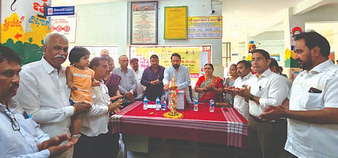 ಅಥಣಿ ಸರ್ಕಾರಿ ಆಸ್ಪತ್ರೆಯಲ್ಲಿ ಹಮ್ಮಿಕೊಂಡಿದ್ದ ಪಲ್ಸ್ ಪೋಲಿಯೋ ಲಸಿಕೆ ಕಾರ್ಯಕ್ರಮಕ್ಕೆ ಶಾಸಕ ಲಕ್ಷ್ಮಣ ಸವದಿ ಚಾಲನೆ ನೀಡಿದರು. ಶಿವಲೀಲಾ ಬುಟಾಳೆ, ಭುವನೇಶ್ವರಿ ಯಂಕಚ್ಚಿ, ಸಚಿನ ದೇಸಾಯಿ, ಬಸಗೌಡ ಕಾಗೆ, ಚಿದಾನಂದ ಮೇತ್ರಿ, ಅರುಣ ಯಲಗುದ್ರಿ, ಕಲ್ಲೇಶ ಮಡ್ಡಿ, ಡಾ.ಸ್ಮಿತಾ ಚೌಗಲಾ ಇತರರಿದ್ದರು.