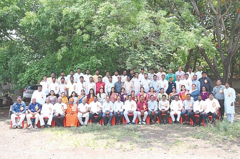 ಅಥಣಿ ವಿದ್ಯಾವರ್ಧಕ ಶಾಲೆಯ 2006-07ನೇ ಸಾಲಿನ ಎಸ್‌ಎಸ್‌ಎಲ್‌ಸಿ ವಿದ್ಯಾರ್ಥಿಗಳಿಂದ ಗುರುವಂದನಾ ಕಾರ್ಯಕ್ರಮ ಜರುಗಿತು. ಮರುಳಸಿದ್ಧ ಸ್ವಾಮೀಜಿ, ಶಿವಶಂಕರ ಹಂಜಿ, ಪ್ರಕಾಶ ಮಹಾಜನ, ವಿಜಯಕುಮಾರ ಬುರ್ಲಿ ಇತರರಿದ್ದರು.