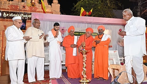 ಅಥಣಿ ಮೋಟಗಿಮಠದಲ್ಲಿ ಹಮ್ಮಿಕೊಂಡಿದ್ದ ಬಸವ ಸಂಸ್ಕೃತಿ ಪ್ರವಚನ ಕಾರ್ಯಕ್ರಮವನ್ನು ಸಿದ್ಧಲಿಂಗ ಸ್ವಾಮೀಜಿ ಉದ್ಘಾಟಿಸಿದರು. ಪ್ರಭುಚನ್ನಬಸವ ಸ್ವಾಮೀಜಿ, ಮರುಳಸಿದ್ಧ ಸ್ವಾಮೀಜಿ, ಯೋಗಿರಾಜೇಂದ್ರ ಶಾಸ್ತ್ರೀ ಇತರರಿದ್ದರು.