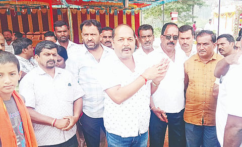 ಬನ್ನೂರಿನ ನೂತನ ಮಾರಮ್ಮ ದೇವಾಲಯದಲ್ಲಿ ಅಳವಡಿಸಿರುವ ಶಿಲಾನ್ಯಾಸ ಫಲಕದಲ್ಲಿ ಹೆಸರು ಹಾಕುವ ಸಂಬಂಧ ಶಿಷ್ಟಾಚಾರ ಪಾಲಿಸಿಲ್ಲ ಎಂದು ಆರೋಪಿಸಿ ಜೆಡಿಎಸ್ ಮುಖಂಡರು ಪ್ರತಿಭಟಿಸಿದರು.