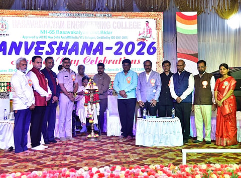  ಬಸವಕಲ್ಯಾಣದ ಬಿಇಟಿಯ ಬಸವಕಲ್ಯಾಣ ಇಂಜಿನಿಯರಿಂಗ್​ ಕಾಲೇಜಿನ ಆವರಣದಲ್ಲಿ ಆಯೋಜಿಸಿದ್ದ ಅನ್ವೇಷಣೆ 2026 ಮಹಾವಿದ್ಯಾಲಯದ ವಾರ್ಷಿಕೋತ್ಸವವನ್ನು ಡಿವೈಎಸ್ಪಿ ಮಡೋಳಪ್ಪ ಪಿ. ಎಸ್​.ಉದ್ಘಾಟಿಸಿದರು. ಮಾಜಿ ಸಚಿವ ಬಸವರಾಜ ಪಾಟೀಲ್​ ಅಟ್ಟೂರ, ಲಿಂಗರಾಜ ಪಾಟೀಲ್​ ಅಟ್ಟೂರ, ಡಾ.ಅಶೋಕಕುಮಾರ ವಣಗೇರಿ, ಡಾ.ಉದಯಕುಮಾರ ಕಲ್ಯಾಣಿ, ಡಾ.ಅರುಣಕುಮಾರ ಎಲಾಲ್​, ಪ್ರೇಮಸಾಗರ ಪಾಟೀಲ್​, ಡಾ. ನಾಗಯ್ಯ ಸ್ವಾಮಿ, ಸ್ವರ್ಣಲತಾ ಹಿರೇಮಠ ಇದ್ದರು.