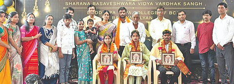 ಬಸವಕಲ್ಯಾಣದ ದೊಡ್ಡಪ್ಪ ಅಪ್ಪ ಬಿಸಿಎ ಮಹಾವಿದ್ಯಾಲಯದಲ್ಲಿ ಬುಧವಾರ ಆಯೋಜಿಸಿದ್ದ ಬೀಳ್ಕೊಡುಗೆ ಕಾರ್ಯಕ್ರಮದಲ್ಲಿ ರ್ಯಾಂಕ್​ ಪಡೆದ ವಿದ್ಯಾರ್ಥಿಗಳನ್ನು ಸನ್ಮಾನಿಸಲಾಯಿತು. ಡಾ.ಬಸವರಾಜ ಎವಲೆ, ವಿದ್ಯಾಧರ ದುತ್ತರಗಿ, ಪೊ.ಆರ್​.ಡಿ ಬಾಲಕಿಲೆ , ಡಾ.ಲೋಕೇಶ ಮನ್ನಾಳೆ, ಉಪನ್ಯಾಸಕರಾದ ಶಾಂತಕುಮಾರ ಭೂರೆ, ಶಿಲ್ಪಾರಾಣಿ ಖಿಂಡಿಮಠ, ವಾಣಿಶ್ರೀ ಬಿರಾದಾರ, ಕೈಲಾಸ ಮಂಗಲಗಿ, ಮಹೇಶ್ವರಿ ಅಸ್ಟೂರೆ, ಮಿಥಿಲಾ ಬಿರಾದಾರ, ಸುಪ್ರಿಯಾ ಶೆಟಗಾರ, ಭಾಗ್ಯಲ್ಮ ಇದ್ದರು.