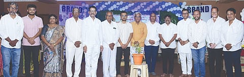  ಬಸವಕಲ್ಯಾಣದ ಶ್ರೀ ಬಸವೇಶ್ವರ ಪದವಿ ಕಾಲೇಜಿನಿಂದ ಬಿಕೆಡಿಬಿ ಕಲ್ಯಾಣ ಮಂಟಪದಲ್ಲಿ ಸೋಮವಾರ ಆಯೋಜಿಸಿದ್ದ ಕಾರ್ಯಕ್ರಮವನ್ನು ಪ್ರೊ.ಸಿ.ಬಿ. ಪರತಾಪುರೆ ಉದ್ಘಾಟಿಸಿದರು. ಡಾ.ಶರಣ ದೇಶಮುಖ, ಡಾ.ಅಭಯ ಸಮದರೆ, ಅನಿಲಕುಮಾರ ರಗಟೆ, ಮಲ್ಲಿಕಾರ್ಜುನ ಕುರಕೋಟೆ, ಜಗನ್ನಾಥ ಖೂಬಾ, ಅಶೋಕ ನಾಗರಾಳೆ, ಸುನೀಲಕುಮಾರ ರಾಯವಾಡೆ, ಬಸವರಾಜ ಕೋರಕೆ, ವೀರಣ್ಣ ಹಲಶೆಟ್ಟೆ, ವಿವೇಕಾನಂದ ಹೊದಲೂರೆ, ಸುನೀಲ ಹೊಳಕುಂದೆ, ಪುಷ್ಪಾವತಿ ಮಾಮಾ, ಭೀಮಾಶಂಕರ ಬಿರಾದಾರ ಇದ್ದರು..