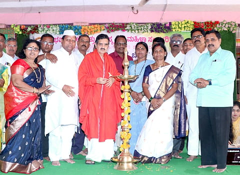 ಬಸವಕಲ್ಯಾಣ ತಾಲೂಕಿನ ಹಾರಕೂಡ ಶ್ರೀಮಠದಲ್ಲಿ  ಆಯೋಜಿಸಿದ್ದ ಜಿಲ್ಲಾಮಟ್ಟದ ಸಾಂಸ್ಕೃತಿಕ ಕಲಾ ಕಮ್ಮಟವನ್ನು  ಶ್ರೀ ಡಾ.ಚನ್ನವಿರ ಶಿವಾಚಾರ್ಯ ಉದ್ಘಾಟಿಸಿದರು. ಕಾಡಾ ಅಧ್ಯಕ್ಷ ಬಾಬು ಹೊನ್ನಾನಾಯಕ್​, ಮಲ್ಲಿನಾಥ ಹಿರೇಮಠ, ಚನ್ನವಿರ ಜಮಾದಾರ, ವಿಜಯಲಕ್ಷಿ$್ಮ ಚವ್ಹಾಣ್​, ಭಾರತ ಬಾಯಿ, ದಿಲೀಪ ಸ್ವಾಮಿ, ಬಸವರಾಜ ರಾಠೋಡ್​, ನಾಮದೇವ ರಾಠೋಡ್​, ಬಳಿರಾಮ ರಾಠೋಡ್​,  ಕವಿತಾ ಸುನೀಲ ಇತರರಿದ್ದರು.