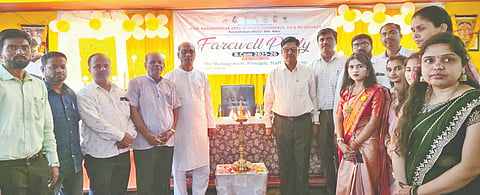 ಬಸವಕಲ್ಯಾಣದ ಎಸ್​ಎಸ್​ಕೆ ಬಸವೇಶ್ವರ ಮಹಾವಿದ್ಯಾಲಯದಲ್ಲಿ ಮಂಗಳವಾರ ಆಯೋಜಿಸಿದ್ದ ವಾಣಿಜ್ಯ ವಿಭಾಗದ ಅಂತಿಮ ವರ್ಷದ ವಿದ್ಯಾರ್ಥಿಗ ಬೀಳ್ಕೊಡುಗೆ ಕಾರ್ಯಕ್ರಮವನ್ನು ಸೂರ್ಯಕಾಂತ ಶೀಲವಂತ ಉದ್ಘಾಟಿಸಿದರು. ಪ್ರಾಚಾರ್ಯ ಡಾ.ಶಿವಕುಮಾರ ಪಾಟೀಲ್​, ಭಾಗ್ಯಶ್ರೀ ಢೋಲೆ, ಡಾ.ಸುರೇಶ ಎಚ್​.ಆರ್​., ಡಾ.ವಿಜಯಕುಮಾರ, ಕಲ್ಯಾಣಪ್ಪ ನಾವದಗಿ ಇತರರಿದ್ದರು.