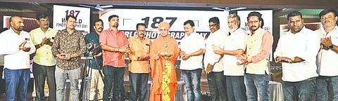 ಬಸವಕಲ್ಯಾಣದಲ್ಲಿ ಬುಧವಾರ ಏರ್ಪಡಿಸಿದ್ದ ವಿಶ್ವ ಛಾಯಾಗ್ರಹಣ ದಿನ ಕಾರ್ಯಕ್ರಮವನ್ನು ಶ್ರೀ ಡಾ.ಅಭಿನವ ಘನಲಿಂಗ ರುದ್ರಮುನಿ ಶಿವಾಚಾರ್ಯರು ಉದ್ಘಾಟಿಸಿದರು. ಪವನಸಿಂಗ್​ ಠಾಕೂರ್​, ನಾಗೇಶ ಕುಲಕರ್ಣಿ, ದಿನೇಶ ಗೊಂಟಲ್​, ವಿನೋದ ಜಾಧವ್​, ನಿಸಾರ ಅಹ್ಮದ್​, ರೂಪೇಶ ಗೊಂಟಲ್​ ಇತರರಿದ್ದರು.