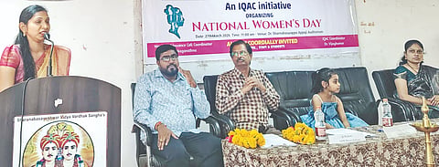  ಬಸವಕಲ್ಯಾಣದ ಎಸ್​ಎಸ್​ಕೆ ಬಸವೇಶ್ವರ ಕಲಾ, ವಿಜ್ಞಾನ, ವಾಣಿಜ್ಯ, ಸ್ನಾತಕ ಮತ್ತು ಸ್ನಾತಕೋತ್ತರ ಮಹಾವಿದ್ಯಾಲಯದಲ್ಲಿ ಆಯೋಜಿಸಿದ್ದ ಅಂತಾರಾಷ್ಟ್ರೀಯ ಮಹಿಳಾ ದಿನಾಚರಣೆಯಲ್ಲಿ ತೋಟಗಾರಿಕೆ ಇಲಾಖೆ ಎಡಿಎಚ್​ ತ್ರಿವೇಣಿ ಮಾತನಾಡಿದರು. ಡಾ.ಎಂ .ಜಿ. ಪಾಟೀಲ, ಡಾ.ವಿಜಯಕುಮಾರ ಇತರರಿದ್ದರು.