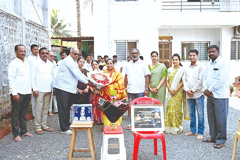 ಮೀನಾಕ್ಷಿ ಪಾಟೀಲ ಅವರಿಗೆ ‘ಸರ್ವೋತ್ತಮ ಶ್ರಾವಿಕಾ’ ಪ್ರಶಸ್ತಿ ದೊರೆತ ಹಿನ್ನೆಲೆಯಲ್ಲಿ ಸನ್ಮಾನಿಸಲಾಯಿತು. ಉತ್ತಮ ಪಾಟೀಲ, ವಿನಯಶ್ರೀ ಪಾಟೀಲ, ಧನಶ್ರೀ ಪಾಟೀಲ, ಆರ್.ಟಿ.ಚೌಗಲಾ, ಆರ್.ಬಿ.ಪಾಟೀಲ, ರಾಕೇಶ ಫಿರಗನ್ನವರ ಇದ್ದರು.