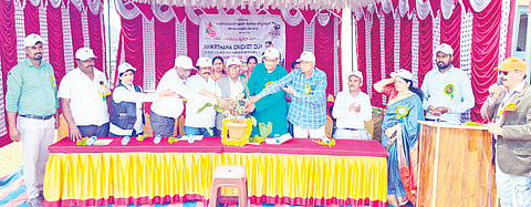 ಬೆಟ್ಟದಪುರದ ಅನಿಕೇತನ ಪದವಿ ಪೂರ್ವ ಕಾಲೇಜು ಹಾಗೂ ಹಿರಿಯ ವಿದ್ಯಾರ್ಥಿಗಳ ಸಂಘದ ಆಶ್ರಯದಲ್ಲಿ ಆಯೋಜಿಸಿರುವ ಅನಿಕೇತನ ಫ್ಯಾಮಿಲಿ ಕ್ರಿಕೆಟ್ ಕಪ್ ಸೀಸನ್-2ಗೆ ಗಣ್ಯರು ಚಾಲನೆ ನೀಡಿದರು.