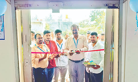 ಹಲಗನಹಳ್ಳಿ ಗ್ರಾಮದ ಕರ್ನಾಟಕ ಗ್ರಾಮೀಣ ಬ್ಯಾಂಕ್ ಶಾಖೆಯ ನೂತನ ಕಟ್ಟಡವನ್ನು ಬ್ಯಾಂಕಿನ ಪ್ರಾದೇಶಿಕ ವ್ಯವಸ್ಥಾಪಕ ಉದಯ್‌ಕುಮಾರ್ ಉದ್ಘಾಟಿಸಿದರು. ಪ್ರಸಾದ್, ಬಿ.ಕೆ.ರವೀಂದ್ರ, ಹಲಗನಹಳ್ಳಿ ಶಾಖೆಯ ಸಕೆ.ಬಿ.ನಾಗೇಶ್, ಬಿ.ಎಸ್.ಸುನೀಲ್ ಕುಮಾರ್ ಇದ್ದರು.