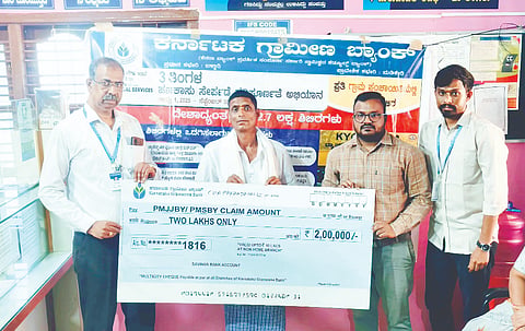 ಚಪ್ಪರದಹಳ್ಳಿ ಗ್ರಾಮದ ಕರ್ನಾಟಕ ಗ್ರಾಮೀಣ ಬ್ಯಾಂಕ್ ಚಪ್ಪರದಹಳ್ಳಿ ಶಾಖೆಯಿಂದ ವಿಮೆ ಯೋಜನೆಯ ಚೆಕ್ ನ್ನು ಮಡಿಕೇರಿ ಪ್ರಾದೇಶಿಕ ವ್ಯವಸ್ಥಾಪಕ ಉದಯ ಕುಮಾರ್ ಹಸ್ತಾಂತರಿಸಿದರು.