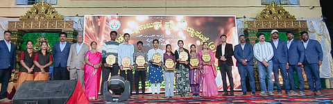  ಬೆಟ್ಟದಪುರದ ಎಸ್‌ಎಂಎಸ್  ವಿದ್ಯಾಸಂಸ್ಥೆಯಲ್ಲಿ ಆಯೋಜಿಸಿದ ಶಾಲಾ ವಾರ್ಷಿಕೋತ್ಸವದಲ್ಲಿ ಕಳೆದ ಬಾರಿ ಎಸ್‌ಎಸ್‌ಎಲ್‌ಸಿ ಪರೀಕ್ಷೆಯಲ್ಲಿ ಅತಿ ಹೆಚ್ಚು ಅಂಕಗಳಿಸಿದ ವಿದ್ಯಾರ್ಥಿಗಳಿಗೆ ಅಭಿನಂದನೆ ಸಲ್ಲಿಸಲಾಯಿತು. ಡಾ.ಕೆ.ಆರ್ ಗೌತಮ್, ಬಿ.ವಿ ಮಂಜುನಾಥ್, ಕಾರ್ಯದರ್ಶಿ ಎ.ವಿ ಛಾಯಾ, ಪ್ರಾಂಶುಪಾಲ ರಾಜು, ಮುಖ್ಯಶಿಕ್ಷಕರಾದ ಎಸ್.ಆರ್ ವೆಂಕಟೇಶ್, ಸಿ.ಆರ್ ಕುಮಾರ್ 