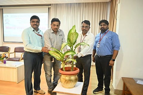 ಹತ್ತರವಾಟ ಗ್ರಾಮದಲ್ಲಿ ಪಿಕೆಪಿಎಸ್ ಕಟ್ಟಡವನ್ನು ಸಂಪಾದನಾ ಸ್ವಾಮೀಜಿ ಉದ್ಘಾಟಿಸಿದರು. ರಮೇಶ ಕತ್ತಿ, ಮಾರುತಿ ಖೋತ ಇತರರಿದ್ದರು.