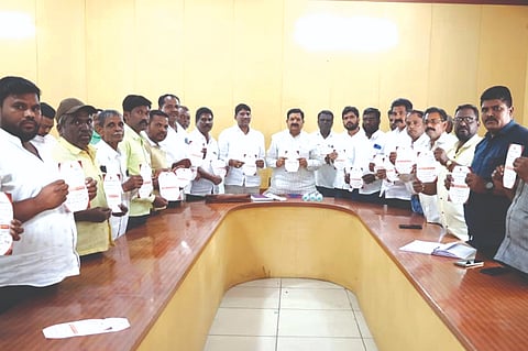 ಚಿಕ್ಕೋಡಿ ಪ್ರವಾಸಿ ಮಂದಿರದಲ್ಲಿ ಕರ್ನಾಟಕ ಮಾದರ ಮಹಾಸಭಾ ಚಿಕ್ಕೋಡಿ ಘಟಕದ ಸದಸ್ಯತ್ವ ಕರಪತ್ರವನ್ನು ಶಾಸಕ ದುರ್ಯೋಧನ ಐಹೊಳೆ ಬಿಡುಗಡೆ ಮಾಡಿದರು. ಅನಂತಕುಮಾರ ಬ್ಯಾಕೂಡ ಇತರರಿದ್ದರು.
