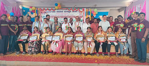 ದೊಡ್ಡಬಳ್ಳಾಪುರ ಕನಸವಾಡಿಯಲ್ಲಿ ಹಮ್ಮಿಕೊಂಡಿದ್ದ ಕಾರ್ಯಕ್ರಮದಲ್ಲಿ ಸಂಘದ ಗೌರವಾಧ್ಯಕ್ಷ ಹನುಮಂತರಾಯಪ್ಪ, ಉಪಾಧ್ಯಕ್ಷ ಮಾರೇಗೌಡ, ಕಾರ್ಯದರ್ಶಿ ಎಚ್​.ವಿ.ಆನಂದ್​, ಖಜಾಂಚಿ ಆರ್​.ಮಹೇಶ್​, ಸಂಘಟನಾ ಕಾರ್ಯದರ್ಶಿ ರವಿಚಂದ್ರ ಇತರರು ಇದ್ದರು.