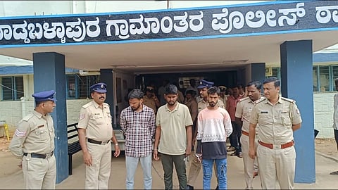 ಬಳಿಕ ತನಿಖೆಗಿಳಿದ ಇನ್​ಸ್ಪೆಕ್ಟರ್​ ಸಾದಿಕ್​ ಪಾಷ ಅವರ ನೇತೃತ್ವದಲ್ಲಿ ಸುನೀಲ್​ ಭಾಸಗಿ, ಸಚಿನ್​, ಪ್ರವಿಣ್​, ಫೈರೋಜ್​, ನಾರಾಯಣಸ್ವಾಮಿ, ಗಣಪತಿ ಅವರನ್ನೊಳಗೊಂಡ ತಂಡ ಆರೋಪಿಗಳನ್ನು ಪತ್ತೆ ಮಾಡಿ ಬಂಧಿಸಿದೆ. 