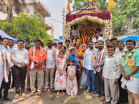 ದೊಡ್ಡಬಳ್ಳಾಪುರದ ಶ್ರೀ ಮುತ್ಯಾಲಮ್ಮದೇವಿ ರಥೋತ್ಸವ ವಿಜೃಂಭಣೆಯಿಂದ ನೆರವೇರಿತು. ಮುತ್ಯಾಲಮ್ಮ ಸೇವಾ ಸಮಿತಿ ದತ್ತಿ ಅಧ್ಯಕ್ಷ ಎಚ್​.ಹನುಮಂತು, ಗೌರವಾಧ್ಯಕ್ಷ ಡಿ.ಬಿ.ಹನುಮಂತರಾವ್​, ಉಪಾಧ್ಯಕ್ಷ ಕೆ.ನಾಗೇಶ್​, ಕಾರ್ಯದರ್ಶಿ ಆರ್​.ಪ್ರಭಾಕರ್​, ಜೆ.ವೈ.ಮಲ್ಲಪ್ಪ, ಡಿ.ಎನ್​.ತಿಮ್ಮರಾಜು, ಜೆ.ಕುಮಾರ್​, ಅಪ್ಪಿ ವೆಂಕಟೇಶ್​, ಟಿ.ಮಂಜುನಾಥ್​, ಟಿ.ಗೋವಿಂದರಾಜು, ಎಚ್​.ಅನಂತ ಭಾಗವಹಿಸಿದ್ದರು.