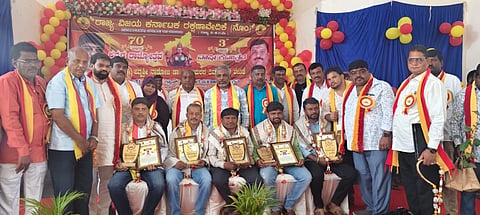 ದೊಡ್ಡಬಳ್ಳಾಪುರದ ಡಾ.ಅಂಬೇಡ್ಕರ್​ ಭವನದಲ್ಲಿ ಹಮ್ಮಿಕೊಂಡಿದ್ದ ಕನ್ನಡ ರಾಜ್ಯೋತ್ಸವದಲ್ಲಿ ಪತ್ರಕರ್ತರನ್ನು ಅಭಿನಂದಿಸಲಾಯಿತು. ಹಿರಿಯ ಕನ್ನಡ ಪರ ಹೋರಾಟಗರಾರದ ತ.ನ ಪ್ರಭುದೇವ, ಪ್ರಮಿಳಾ ಮಹದೇವ, ಸಂಘಟನೆ ರಾಜ್ಯ ಘಟಕದ ಅಧ್ಯಕ್ಷ ನಂಜಪ್ಪ, ಕಾರ್ಮಿಕ ಘಟಕದ ಅಧ್ಯಕ್ಷ ಹನುಮಂತರೆಡ್ಡಿ, ರಾಜ್ಯ ಸಮಿತಿ ನಯಾಜ್​ ಖಾನ, ಗಂಗರಾಜಪ್ಪ, ರಾಜ್ಯ ಯುವ ಘಟಕದ ಅಜಯ್​, ಮಂಜುನಾಥ, ಪ್ರಮೋದ್​, ಪೀರ್​ ಪಾಷಾ, ಶಿವಕುಮಾರ್​ ವೈರ್​ ಇದ್ದರು.