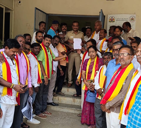 ದೊಡ್ಡಬಳ್ಳಾಪುರ ನಗರ ಠಾಣೆಯಲ್ಲಿ ಇನ್​ಸ್ಪೆಕ್ಟರ್​ ಅಮರೇಶ್​ ಗೌಡ ಅವರಿಗೆ ಚೇತನ್​ ವಿರುದ್ಧ ಕ್ರಮ ಹಾಗೂ ಗಡಿಪಾರು ಮಾಡುವಂತೆ ವಿವಿಧ ಕನ್ನಡಪರ ಸಂಘಟನೆಗಳ ಮುಖಂಡರು ದೂರು ನೀಡಿದರು. ಡಾ.ರಾಜ್​ ಕುಮಾರ್​ ಅಭಿಮಾನಿಗಳ ಸಂಘದ ತಾಲೂಕು ಅಧ್ಯಕ್ಷ ಸು.ನರಸಿಂಹಮೂರ್ತಿ, ಕನ್ನಡಪರ ಸಂಘಟನೆಗಳ ಮುಖಂಡರಾದ ತ.ನ.ಪ್ರಭುದೇವ, ರಾಜಘಟ್ಟರವಿ, ಡಿ.ಪಿ.ಆಂಜನೇಯ, ಪ್ರಮೀಳಾ ಮಹದೇವ್​, ಪರಮೇಶ್​, ಚೌಡರಾಜ್​, ರಮೇಶ್​, ಜನಪರ ಮಂಜು, ಗುರು, ನವೀನ್​, ಸೂರಿ, ಮಂಜು, ಮನು, ನಾಗಣ್ಣ ಮತ್ತಿತರರಿದ್ದರು. 