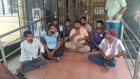 ದೊಡ್ಡಬಳ್ಳಾಪುರ ಎಪಿಎಂಸಿ ಮಾರುಕಟ್ಟೆಯಲ್ಲಿ ನಡೆಯುತ್ತಿರುವ ಪೈಪ್​ಲೈನ್​ ಅಳವಡಿಕೆ ಕಾಮಗಾರಿ ಕಳಪೆಯಾಗಿದೆ ಎಂದು ವರ್ತಕರು ಆಕ್ರೋಶ ವ್ಯಕ್ತಪಡಿಸಿದರು. ವರ್ತಕರಾದ ಹನುಮಂತರಾಜು ಟಿ ಕೆ,ಶಿವಕುಮಾರ್​, ಅರುಣ್​, ಕೆಂಪೇಗೌಡ ಇದ್ದರು.