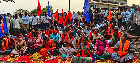 ದೊಡ್ಡಬಳ್ಳಾಪುರದ ನಗರ ಪೊಲೀಸ್​ ಠಾಣೆ ಮುಂಭಾಗ ಡಿಜೆಗೆ ಅವಕಾಶ ನೀಡುವಂತೆ ಒತ್ತಾಯಿಸಿ ಬಜರಂಗದಳ, ವಿಹಿಂಪ ಕಾರ್ಯಕರ್ತರು ಪ್ರತಿಭಟನೆ ನಡೆಸಿದರು.