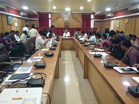 ಗದಗ ಜಿಲ್ಲಾಡಳಿತ ಭವನದಲ್ಲಿ ಶನಿವಾರ ಸಾಯಿ ಕರ್ಮಚಾರಿ ಸಮಿತಿ ತೆಮಾಸಿಕ ಸಭೆ ಜರುಗಿತು. ರೋಹನ ಜಗದೀಶ, ಡಾ. ನಂದಾ ಹಣಬರಟ್ಟಿ, ಸಿ. ಆರ್​. ಮುಂಡರಗಿ, ಶರಣಪ್ಪ ಮೂಕಪ್ಪ ಪೂಜಾರ, ರೇಣುಕಾ ದೊಡ್ಡಮನಿ, ಅಂಜನಾದೇವಿ. ಎಂ., ಇತರರು ಇದ್ದರು.