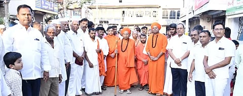  ಗದಗ ತೊಂಟದಾರ್ಯ ಜಾತ್ರಾ ಮಹೋತ್ಸವ ನಿಮಿತ್ಯ ತೋಂಟದ ಸಿದ್ಧರಾಮ ಶ್ರೀಗಳಿಂದ ಒಕ್ಕಲಗೇರಿ ಓಣಿಯಲ್ಲಿ ಜಾಗೃತಿ ಪಾದಯಾತ್ರೆ ಜರುಗಿತು. ಸಿರಸಂಗಿ ಮಹಾಲಿಂಗೇಶ್ವರ ಮಠದ  ಬಸವಮಹಾಂತ ಸ್ವಾಮಿಗಳು, ಬೈರನಹಟ್ಟಿಯ ಶಾಂತಲಿಂಗ ಮಹಾಸ್ವಾಮಿಗಳು, ಕೊಟ್ರಪ್ಪ ಕಮತರ, ಎಂ. ಎಂ. ಹಿರೇಮಠ, ಅನಿಲ್​ ಮೇಲಗೇರಿ, ಶಿವಕುಮಾರಗೌಡ ಪಾಟೀಲ, ಆಂಜನೇಯ ಕಟಗಿ, ವಿನಾಯಕ ಮಾನ್ವಿ ಇತರರು ಇದ್ದರು.