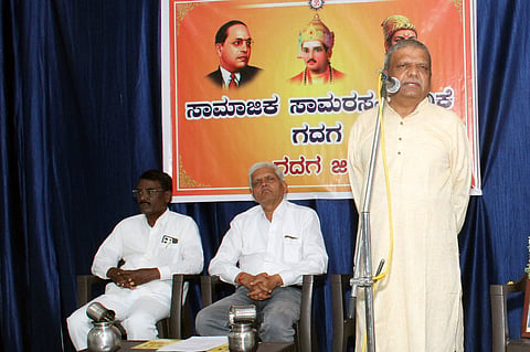 ಗದಗ ನಗರದ ಸೇವಾಚೇತನ ಸಭಾಂಗಣದಲ್ಲಿ ಗದುಗಿನ ಸಾಮಾಜಿಕ ಸಾಮರಸ್ಯ ವೇದಿಕೆ ಏರ್ಪಡಿಸಿದ್ದ ಡಾ.ಬಾಬಾಸಾಹೇಬ ಅಂಬೇಡ್ಕರ್​, ವಿಶ್ವಗುರು ಬಸವಣ್ಣ ಹಾಗೂ ಛತ್ರಪತಿ ಶಿವಾಜಿ ಮಹಾರಾಜರ ಜಯಂತ್ಯೋತ್ಸವ ನಿಮಿತ್ಯ ಹಮ್ಮಿಕೊಂಡಿದ್ದ ಕಾರ್ಯಕ್ರಮದಲ್ಲಿ ಟಿ. ಪ್ರಸನ್ನ ಮಾತನಾಡಿದರು. ರವಿಕಾಂತ ಅಂಗಡಿ, ವಿಜಯಲಕ್ಷಿ$್ಮ, ಹನುಮಂತ ಕಾಳೆ, ಪ್ರೊ. ಮಾರುತಿ ಕಟ್ಟಿಮನಿ, ಡಾ. ಪ್ರಕಾಶ ಹೊಸಮನಿ, ಸುಧೀರಸಿಂಹ ಘೋರ್ಪಡೆ, ಶ್ರೀಪತಿ ಉಡುಪಿ, ಡಾ.ಉಮೇಶ ಹಾದಿ, ಬಸವರಾಜ ನಾಗಲಾಪೂರ, ಸಂತೋಷ ಅಕ್ಕಿ, ನಾಗವೇಣಿ ಕಟ್ಟಿಮನಿ, ರಮೇಶ ಸಜ್ಜಗಾರ, ನರಸಿಂಹ ಕಾಮಾತಿರ್, ಚೇತನ ಮೇರವಾಡೆ, ಸಿ. ಬಿ. ಸೊನ್ನದ, ಮಲ್ಲು ನಾಗಲಾಪೂರ ಇತರರು ಇದ್ದರು.