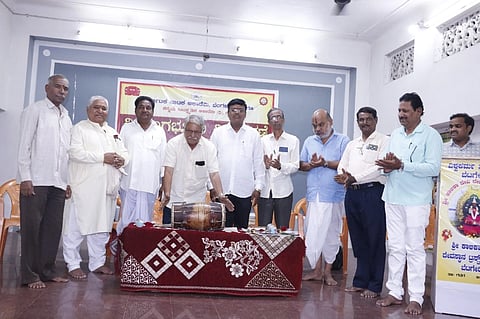   ನಗರದ ಕಾಳಿಕಾದೇವಿ ದೇವಸ್ಥಾನದಲ್ಲಿ ಶುಕ್ರವಾರ ಹಮ್ಮಿಕೊಂಡಿದ್ದ ವಿಶ್ವರಂಗಭೂಮಿ ದಿನಾಚರಣೆ ಕಾರ್ಯಕ್ರಮವನ್ನು ಡೊಳ್ಳು ಭಾರಿಸುವ ಮೂಲಕ ರಾಜಗೋಪಾಲ ಕಡ್ಲಿಕೊಪ್ಪ ಉದ್ಘಾಟಿಸಿದರು.  ಪ್ರಕಾಶ ಬಡಿಗೇರ, ಶ್ರೀಧರ ಕೊಣ್ಣೂರ,  ಫಣೀಂದ್ರಾಚಾರ್ಯ ದ್ಯಾಮೇನಹಳ್ಳಿ, ವಿಶ್ವನಾಥ ಕಮ್ಮಾರ, ವಿಶ್ವನಾಥ ಬೇಂದ್ರೆ, ಮೌನೇಶ ಬಡಿಗೇರ, ಮಂಜುನಾಥ ಅಕ್ಕಸಾಲಿ, ಸತೀಶ ಹೊರಪೇಟಿ ಇತರರು ಇದ್ದರು.