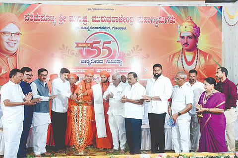 ಗೋಕಾಕ ನಗರದಲ್ಲಿ ಮುರುರಾಜೇಂದ್ರ ಸ್ವಾಮೀಜಿ ಜನ್ಮದಿನದ ಅಂಗವಾಗಿ ಹಮ್ಮಿಕೊಂಡಿದ್ದ ತುಲಾಭಾರ ಮತ್ತು ಗುರುವಂದನೆ ಸಮಾರಂಭವನ್ನು ಗಣ್ಯರು ಉದ್ಘಾಟಿಸಿದರು. ಅಮರಸಿದ್ಧೇಶ್ವರ ಸ್ವಾಮೀಜಿ, ರಮೇಶ ಜಾರಕಿಹೊಳಿ, ಈರಣ್ಣ ಕಡಾಡಿ, ರಾಚೋಟೇಶ್ವರ ಶಿವಾಚಾರ್ಯ, ಮಲ್ಲಿಕಾರ್ಜುನ ಈಟಿ ಇತರರಿದ್ದರು.