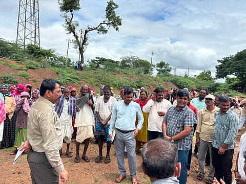  ಕೆಲವಡಿ ಹಾಗೂ ಹಾಗೂ ಹಂಗರಗಿ ಗ್ರಾಮ ಪಂಚಾಯತ್ ವ್ಯಾಪ್ತಿಯಲ್ಲಿ ವಿಬಿಜಿ ರಾಮ್ ಜಿ ಯೋಜನೆ ಅಡಿಯಲ್ಲಿ ನಡೆಯುತ್ತಿರುವ ಕೆರೆ ಹೂಳೆತ್ತುವ ಕಾಮಗಾರಿಗಳಿಗೆ ಜಿಲ್ಲಾ ಪಂಚಾಯತ್ ಉಪಕಾರ್ಯದರ್ಶಿ ಎನ್. ವೈ. ಬಸರಿಗಿಡದ ಅವರು ಭೇಟಿ ನೀಡಿ ಸ್ಥಳ ಪರಿಶೀಲನೆ ನಡೆಸಿದರು.