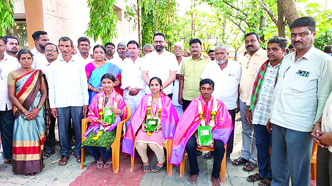 ಹುಕ್ಕೇರಿ ಪಿಕಾರ್ಡ್ ಬ್ಯಾಂಕ್ ಆವರಣದಲ್ಲಿ ಎಸ್‌ಎಸ್‌ಎಲ್‌ಸಿ ಸಾಧಕ ವಿದ್ಯಾರ್ಥಿಗಳನ್ನು ಶಾಸಕ ನಿಖಿಲ ಕತ್ತಿ ಸನ್ಮಾನಿಸಿದರು. ಗುರುರಾಜ ಕುಲಕರ್ಣಿ, ಎಚ್.ಎಲ್.ಪೂಜೇರಿ, ಪ್ರಭಾವತಿ ಪಾಟೀಲ, ಎಸ್.ಆರ್. ಕರ್ಕಿನಾಯಿಕ ಇತರರಿದ್ದರು.