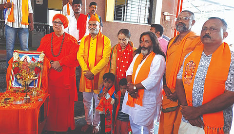 ಹಿಂದೂ ಧರ್ಮ ಜಾಗೃತಿ ಮತ್ತು ಲವ್ ಜಿಹಾದ್ ಅರಿವು ಕಾರ್ಯಕ್ರಮದಲ್ಲಿ ಚಂದ್ರಶೇಖರ ಶಿವಾಚಾರ್ಯರು, ಡಾ.ವಿಜಯಲಕ್ಷ್ಮಿ ಬಾಳೇಕುಂದ್ರಿ, ವಿವೇಕ ಪುರಾಣಿಕ, ಶಿವರಾಜ ಅಂಬಾರಿ ಇತರರಿದ್ದರು.