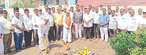ಶಿರಗುಪ್ಪಿಯಲ್ಲಿ ಸಮುದಾಯ ಭವನ ನಿರ್ಮಾಣ ಕಾಮಗಾರಿಗೆ ಭೂಮಿಪೂಜೆ ನೆರವೇರಿಸಲಾಯಿತು. ಸುಭಾಸ ಪಾಟೀಲ, ವಿಜಯ ಅಕ್ಕಿವಾಟೆ, ದೀಪುಗೌಡ ಪಾಟೀಲ, ಭೀಮು ಅಕ್ಕಿವಾಟೆ ಇತರರಿದ್ದರು.
