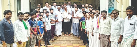 ತುಂಗಭದ್ರಾ ಎಥೆನಾಲ್ ಘಟಕ ನಿರ್ಮಾಣ ವಿರೋಧಿಸಿ ನಾಗನಕಲ್ ಗ್ರಾಮಸ್ಥರು ಕಾರಟಗಿಯಲ್ಲಿ ಜಿಲ್ಲಾಧಿಕಾರಿಗೆ ಬರೆದ ಮನವಿಯನ್ನು ಗ್ರೇಡ್-2 ತಹಸೀಲ್ದಾರ್ ಷಣ್ಮುಖಪ್ಪ ಅವರಿಗೆ ಸಲ್ಲಿಸಿದರು. ನಾಗರಾಜ ದಳಪತಿ, ಭೀಮಣ್ಣ ಭೋವಿ, ಯಮನೂರಸಾಬ್ ಕಲ್ಮಂಗಿ, ದೇವಪ್ಪ ಮಡಿವಾಳ, ಶ್ಯಾಮೀದಸಾಬ್ ಕನಕಗಿರಿ, ಪಂಪನಗೌಡ ಮೊಕಾಶಿ, ಅಭಿಷೇಕ್ ಆದಾಪುರ, ವಿಜಯಕುಮಾರ್ ಗುಂಜಳ್ಳಿ, ಮಲರೆಡ್ಡೆಪ್ಪ, ರಾಹುಲ್ ಛಲವಾದಿ ಸೇರಿ ಅನೇಕರಿದ್ದರು.