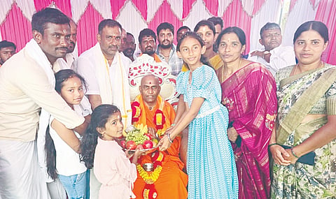 ಅರೇಚಾಕನಹಳ್ಳಿ ಗ್ರಾಮದಲ್ಲಿ ಶ್ರೀ ಪಂಚಮುಖಿ ಆಂಜನೇಯಸ್ವಾಮಿ ಪ್ರತಿಷ್ಠಾಪನೆ, ನೂತನ ದೇವಾಲಯದ ಉದ್ಘಾಟನೆ ಹಾಗೂ ಕುಂಭಾಭಿಷೇಕ ಮಹೋತ್ಸವದ ಕಾರ್ಯಕ್ರಮದಲ್ಲಿ ಡಾ.ನಿಶ್ಚಲಾನಂದನಾಥ ಸ್ವಾಮೀಜಿ ಅವರನ್ನು ಗೌರವಿಸಲಾಯಿತು. ರಂಗೋಲಿ ಲೋಕೇಶ್, ಹನುಮೇಗೌಡ, ಪ್ರೇಮ್ ಕುಮಾರ್, ಚಿಕ್ಕಹನುಮೇಗೌಡ, ಮಹೇಶ್ ಇತರರು ಇದ್ದರು.