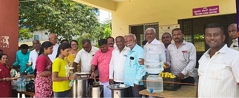  ಕೆ.ಎಂ.ದೊಡ್ಡಿಯ ಸಮುದಾಯ ಆರೋಗ್ಯ ಕೇಂದ್ರದ ಆವರಣದಲ್ಲಿ ಸ್ಫೂರ್ತಿ ಲಯನ್ಸ್ ಸಂಸ್ಥೆ ವತಿಯಿಂದ ಹಸಿವು-ಆರೈಕೆ ಕಾರ್ಯಕ್ರಮಕ್ಕೆ ಭಾರತೀನಗರ ಬ್ಲಾಕ್ ಕಾಂಗ್ರೆಸ್ ಅಧ್ಯಕ್ಷ, ಜಿ.ಪಂ. ಮಾಜಿ ಸದಸ್ಯ ಎ.ಎಸ್.ರಾಜೀವ್ ಚಾಲನೆ ನೀಡಿದರು. ಬಿ.ಬಸವರಾಜು, ಸುಧಾ, ಕೆ.ಎಲ್.ಶಿವರಾಮು ಇತರರು ಇದ್ದರು. 